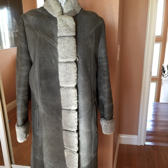 Beautiful shearling coat, stands collar. - Picture 4 of 9